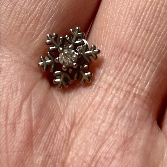 Micheal Hill Snowflake Silver Studs - Picture 3 of 4